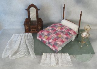 Bedroom Doll House Miniatures 4 Poster Bed With Quilt Bureau Wash Stand Curtain