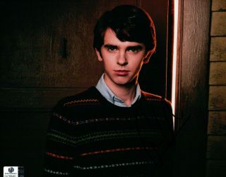 Freddie Highmore Hand Signed Autographed 8x10 Photograph Bates Motel Ga766481