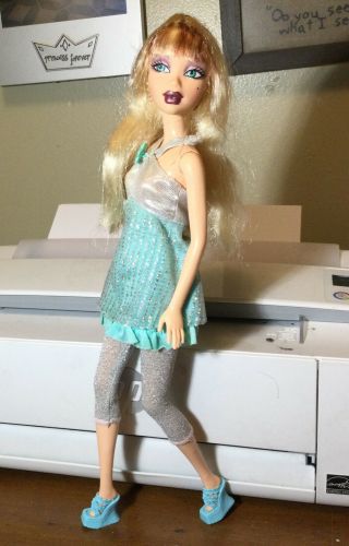 My Scene Barbie Doll Delancy Bright Green Eyes 2 Tone Hair Hot Outfit