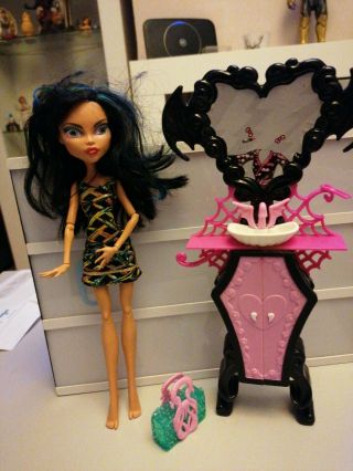 Monster High Doll Cleo De Nile With Vanity Unit And Bag