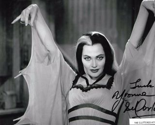 Yvonne De Carlo As Lily Munster Of The Munsters Hand Signed B&w 8x10 Photo