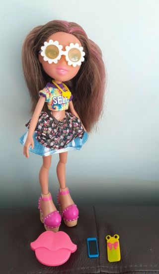 Bratz Doll.  Yasmin Selfie Snaps In Clothes And Accessories