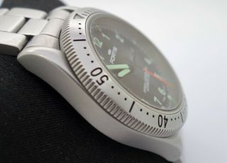 Fortis Official Cosmonauts 200m watch gents 38mm Tritium model 610.  22.  158.  1 5