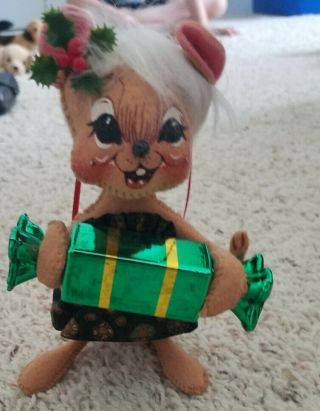 Annalee Adorable 6 In Christmas Mouse W/ Green Dress Holding A Present Pre Own