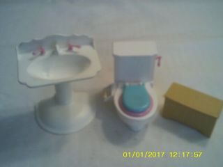Mattel Loving Family Dollhouse Bathroom White Toilet W/lid Sink & Small Cabinet