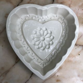 Celebrating Home & Garden Party Interiors Veranda Ivory Heart Baking Pan