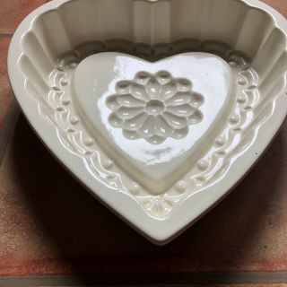 Celebrating Home & Garden Party Interiors Veranda Ivory Heart Baking Pan 3