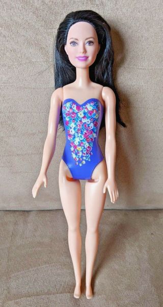 2015 Barbie Water Play Raquelle Doll Purple Swimsuit Black Hair Beach Feet