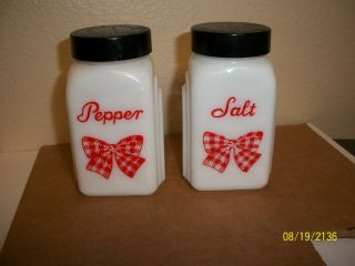 Mckee Roman Arch Red On White Bow Salt And Pepper Shakers