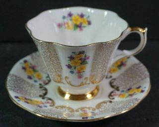 Queen Anne Scalloped Tea Cup And Saucer Gold Trim Bone China England 137