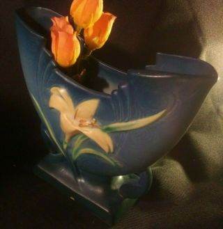 Roseville Pottery Vintage Lily Blue Fan Pillow Foot Vase 40 