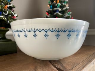 Pyrex Snowflake Garland 4 Qt - 404 Mixing Bowl Blue On White