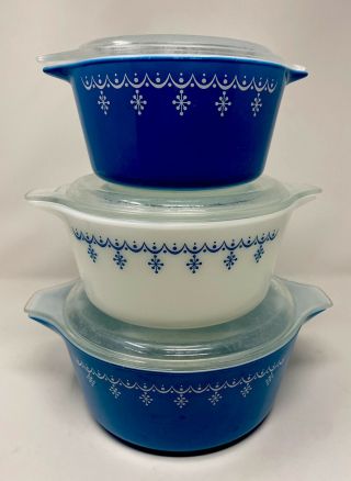 Vintage Pyrex Blue Snowflake Garland Casserole Set Of 3 With Lids Blue And White