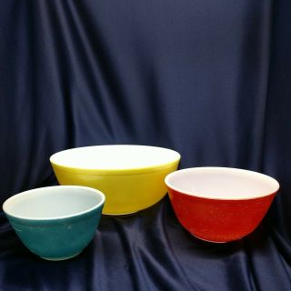 Set Of 3 Vintage Pyrex Nesting Mixing Bowls 401,  402 & 404 Yellow Blue And Red