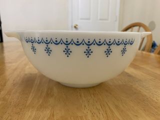 Pyrex 443 White /blue Snowflake Garland Pattern 2 1/2 Qt Cinderella Mixing Bowl