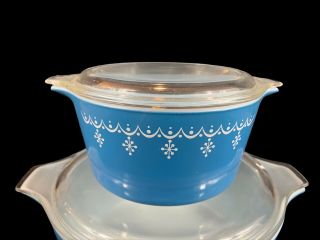 VTG Pyrex Blue Snowflake Garland 2.  5 QT & 1 QT Round Casserole Dishes W/Lids 2