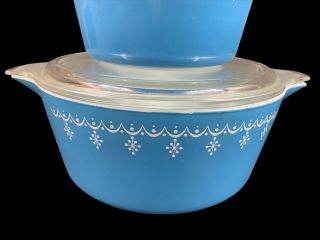 VTG Pyrex Blue Snowflake Garland 2.  5 QT & 1 QT Round Casserole Dishes W/Lids 3