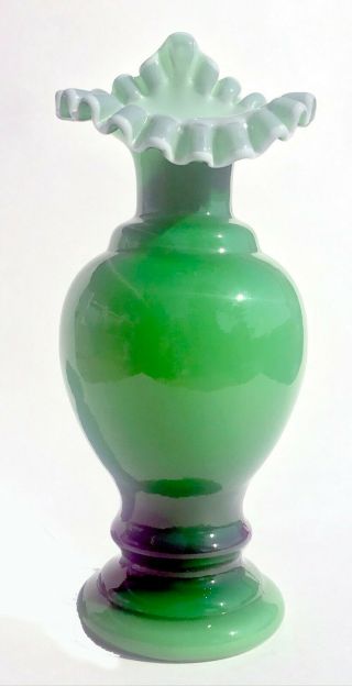 9.  5 " Vintage Fenton Emerald Green White Cased Overlay Jack In The Pulpit Vase