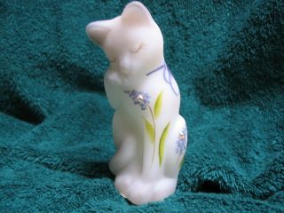 Fenton Cat White Satin Kitten Figurine Grooming Airbrushed Accents Lavender