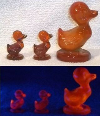 Boyd Glass First Color Made In 1981 Debby Duck & 2 Ducklings Slag Orange Fund