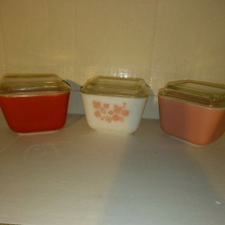 Set Of 3 Vintage Pyrex Refrigerator Dishes W/lids Red,  Pink,  White W/pink Flower