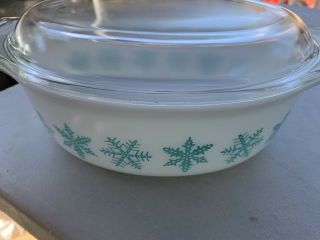 Rare Vintage Pyrex 043 1.  5 Quart Casserole White/turquoise Snowflake With Lid