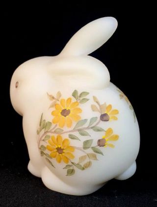 Fenton Art Glass Hand Painted “ Daisies On Cameo “ Bunny / Rabbit 3