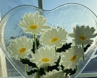 Signed Peggy Karr Fused Glass Heart Shaped 10”plate W Daisies Spring