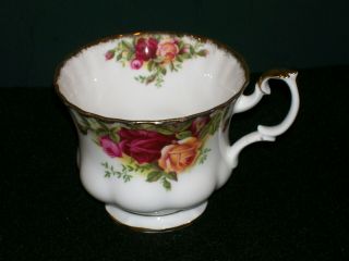 ROYAL ALBERT Teacup & Saucer Old Country Roses 3