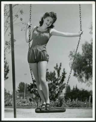 Anne Baxter Standing On Swing In Early Leggy Pin - Up Vintage 1940s Photo