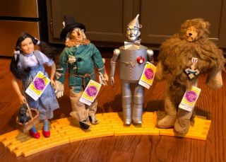 1987 Wizard Of Oz Dolls Hamilton Presents Set Of 4 With Yellow Brick Road Stands