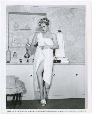 Martha Hyer Towel - Clad Pin - Up Beauty My Man Godfrey Photograph 1957