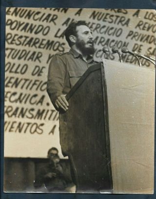 1964 Leader Fidel Castro 250 Doctors Celebration Speech Cuba Korda Photo Y51