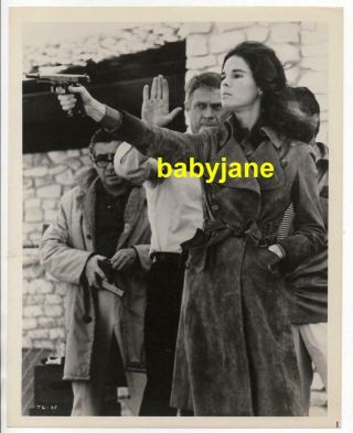 Steve Mcqueen Shows Ali Mcgraw How To Use A Gun Orig 8x10 Photo 1972 The Getaway