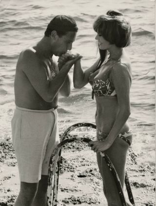 Anita Ekberg & Alberto Sordi On The Beach Orig Press Photo Circa 1965 Sexy