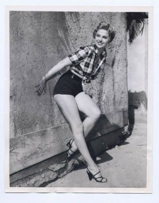 Martha Hyer 1955 Kiss Of Fire Candid 7.  25x9 Sexy Legs Cheesecake