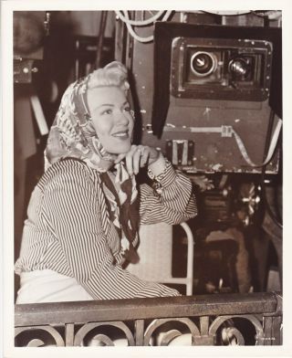 Lana Turner Candid Studio Set Vintage 1951 Mr.  Imperium Mgm Dbw Photo