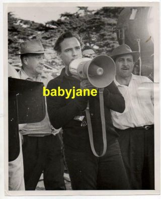Marlon Brando 8x10 Photo 1959 Directs W/ Bullhorn On Set One - Eyed Jacks