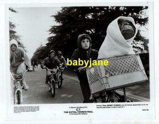Henry Thomas Orig 8x10 Photo On Bicycle W/ Et 1982 E.  T.  The Extra - Terrestrial