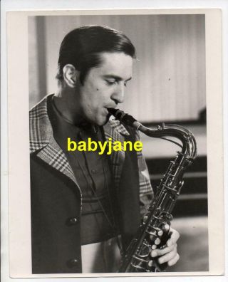 Robert De Niro 8x10 Photo Playing Saxophone 1977 York York Dbwt