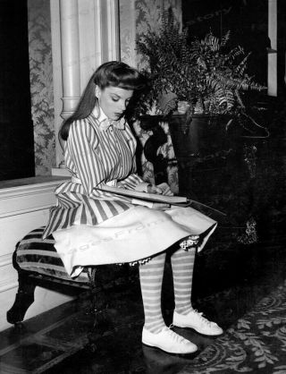 8x10 Print Judy Garland Candid On Set Meet Me In St.  Louis 8383