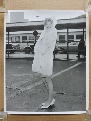 Susannah York In A Fur Coat Orig Leggy Candid Portrait Photo 1966 Kaleidoscope