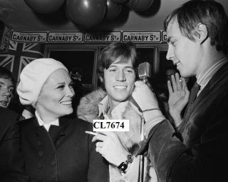 Barry Gibb Of The Bee Gees,  Faye Dunaway And Simon Dee In Carnaby Street,  London