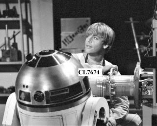 Mark Hamill As Luke Skywalker With R2d2 On Tv 