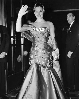 Ava Gardner At Benefit Movie Premiere Of " The Barefoot Contessa " In York
