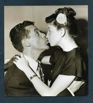Peggy Ryan & Jimmy Cross Lovely Kiss Portrait 1947 Orig Vintage Photo 254