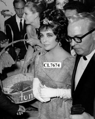 Elizabeth Taylor Arrive At Eliseo Theater For The Performance Of Frank Sinatra