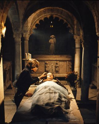 Romeo And Juliet Olivia Hussey Leonard Whiting In Chapel 8x10 Photo