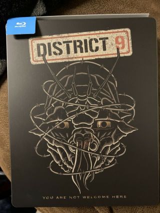 District 9 Best Buy Exclusive Pop Art Blu - Ray Steelbook.