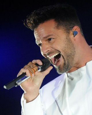 Glossy Photo Picture 8x10 Ricky Martin Singing In The Microphone